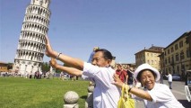 CHINEZII INVADEAZĂ ITALIA: O CUMPĂRĂ BUCATĂ CU BUCATĂ