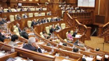 В новом парламенте Молдовы образовано 5 фракций и назначены их руководители