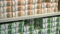 Moldovenii aleg să depună banii în valută străină