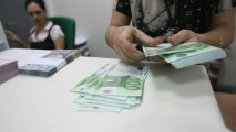 Moldovenii din străinătate trimit tot mai puțini bani acasă
