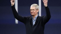 Șeful Apple vrea să îşi doneze întreaga avere în scopuri caritabile. Câţi bani are Tim Cook?