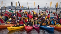 Активисты "Гринпис" на цветных лодках спели в знак протеста против нефтяной компании Shell