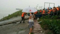 O navă cu 450 de oameni la bord s-a scufundat în această dimineaţă pe râul chinez Yangtze