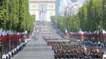 Ziua Franţei: Membrii brigăzii antiteroriste, la parada militară ascunşi de căşti şi ochelari de protecţie