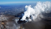 В Японии началось извержение крупнейшего в стране вулкана