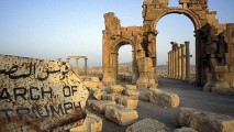 Боевики ИГ взорвали Триумфальную арку Пальмиры