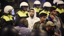 Manifestații violente împotriva primirii imigranților în Olanda