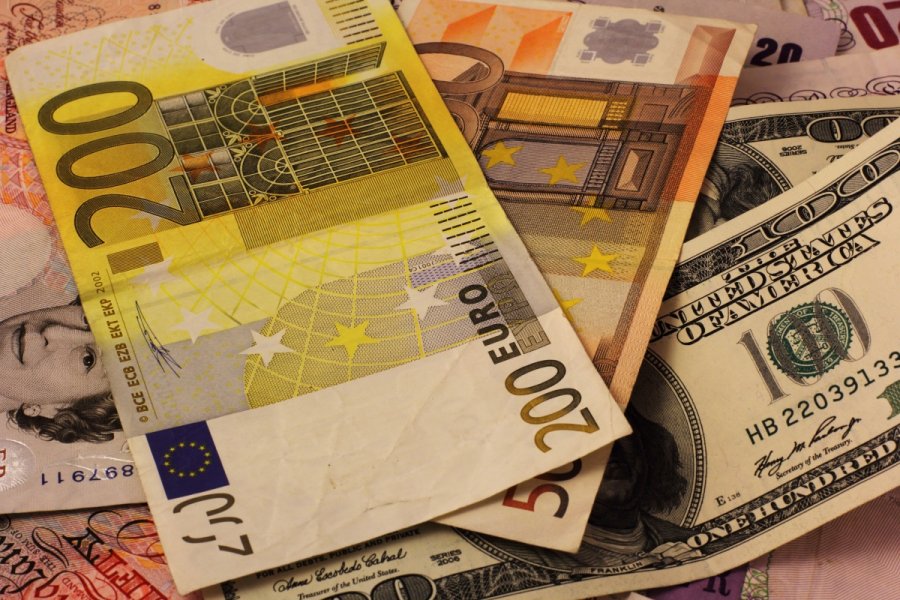 Curs BNR 27 aprilie. Euro și dolarul în comparație cu leul