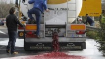 Războiul vinului: Fermierii francezi varsă vinul spaniol pe carosabil