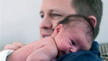 Поправка к закону: Отцам со дня рождения ребенка будет предоставляться 14-дневный отпуск
