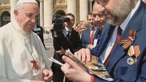 Депутат Госдумы подарил папе римскому георгиевскую ленточку