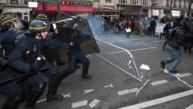 Полиция в Париже применила слезоточивый газ для разгона протестующих