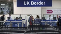 Un nou mesaj din Londra: Moldovenii cu paşapoarte UE ar putea fi expulzaţi