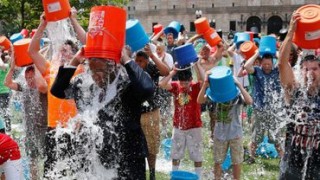 Provocarea „Ice Bucket Challenge” și-a atins scopul după doi ani