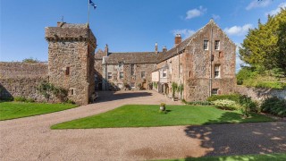 В Шотландии продают замок XIII века и остров по дешевке