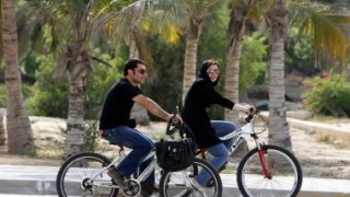 Femeile înfruntă legile islamice din Iran, mergînd pe biciclete în public