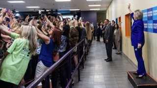 Поколение селфи: толпа повернулась спиной к Хиллари Клинтон