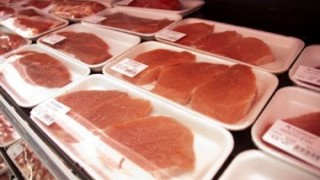 Belarus a interzis importul cărnii de porc din Moldova