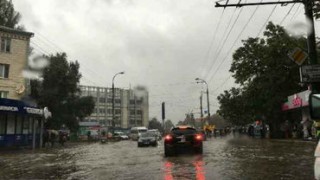 INP avertizează: Strada Albișoara din Capitală este blocată din cauza ploilor abundente