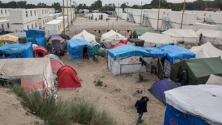 Госсовет Франции потребовал закрыть кафе и магазины в лагере мигрантов