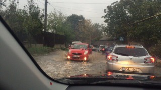 Непогода в Кишиневе: Албишоара вновь затоплена, на Колумне упало дерево