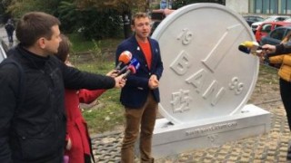 В Кишиневе открыли памятник «1 бану»