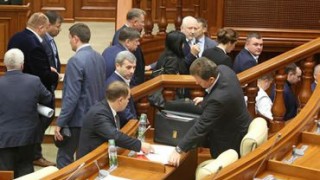 Депутаты-социалисты покинули в знак протеста заседание парламента