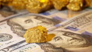 Слабый доллар помогает ценам на золото расти