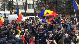 Protestatarii la miting au decupat stema din drapelul moldovenesc