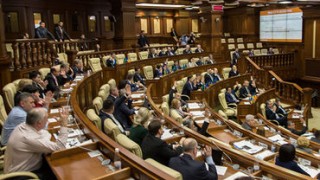 Parlamentul modifică Constituția Republicii Moldova