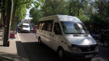 Transportul de pasageri cu autobuze şi microbuze continuă să scadă