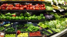 PE promovează lupta împotriva risipei alimentare, cerând ca supermarketurile să distribuie asociaţiilor caritabile alimentele nevândute