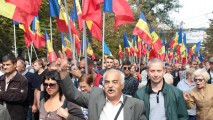 Două coloane ale protestatarilor de stânga au ajuns la Parlament