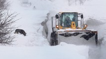 Две скорые и микроавтобус застряли на заснеженной трассе