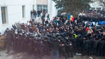 Запад и восток призывают Молдову к спокойствию