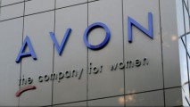 Avon desființează 2.500 de locuri de muncă și își mută sediul în Marea Britanie