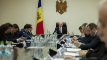 Filip a recunoscut că Guvernul este nevoit să lucreze în condiţii de criză economică şi socială