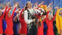 Alina Kabeva în formă mare! Presupusa iubită a lui Putin s-a descălţat şi a arătat master class tinerilor gimnaste