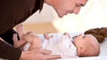 Proaspeții tătici își pot lua concediu paternal de 14 zile