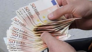 Peste 24.000 de euro și o armă, găsite în bagajul unui pasager