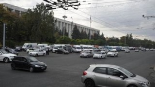 Șoferii de microbuze au ieșit la protest; Sunt nemulțumiți că autoritățile vor să le monitorizeze activitatea