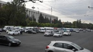 Водители микроавтобусов провели акцию протеста