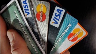 Angajatorii din orașe ar putea fi obligați să achite salariile doar prin intermediul cardurilor bancare