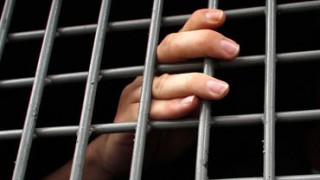В изоляторе двое задержанных порезали руки в знак протеста